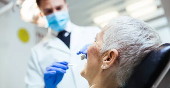 Un dentiste intervient sur un patient