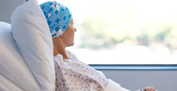 Une patiente atteinte d'une maladie grave est allongée dans un lit d'hôpital