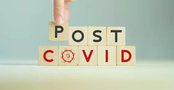 Des blocs en bois affichant les lettres "Post Covid"