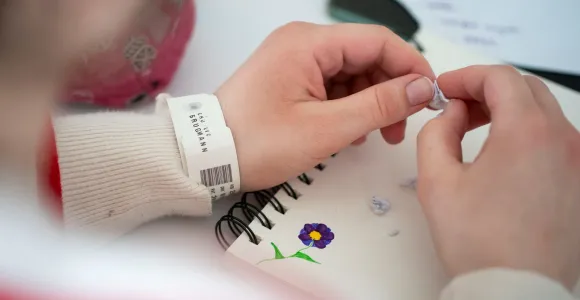 mains découpant des bouts de papier