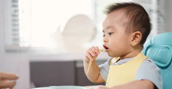 Bébé mange avec les doigts