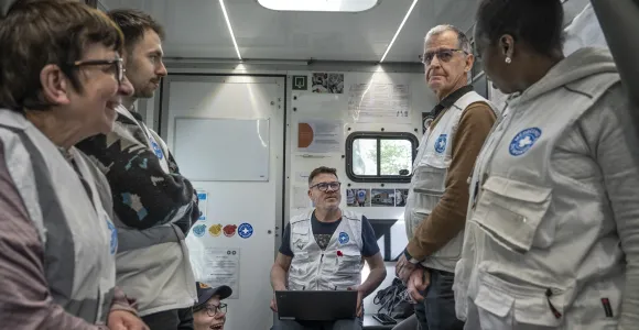 Equipe médicale dans un local