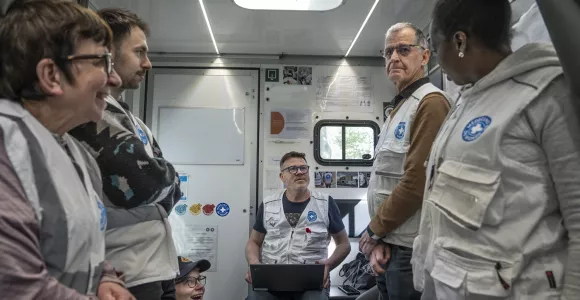 Equipe médicale dans un local