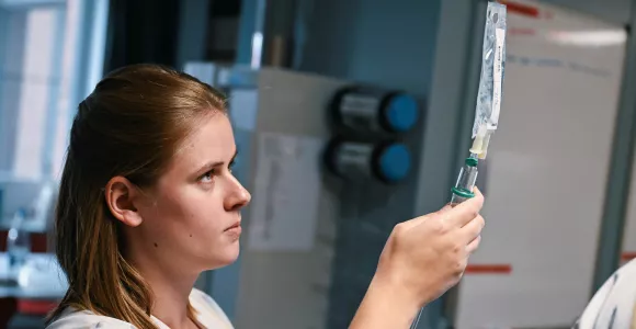 Infirmière placabt une perfusion
