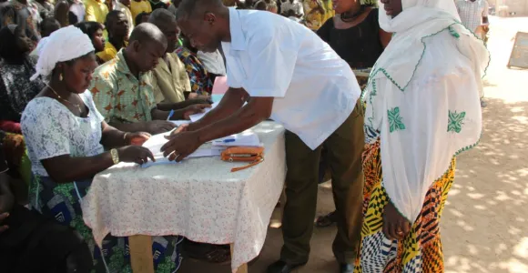 personnes africaines payant les cotisations mutuelles