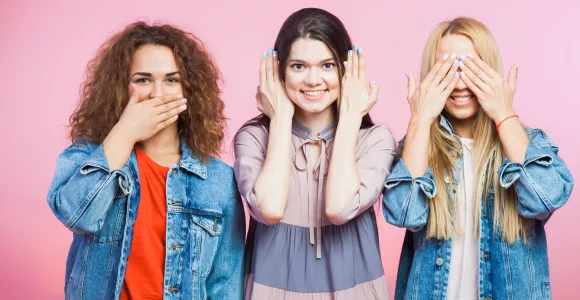 3 ados qui se cachent les yeux, la bouche et les oreilles 