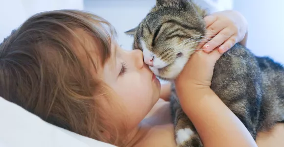 petite fille qui embrasse son chat 
