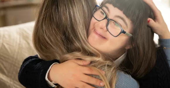 Deux personnes enlacées