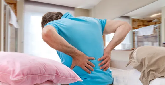 homme qui a mal au dos 