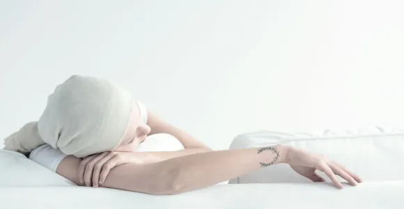 femme cancer couchée sur son lit 