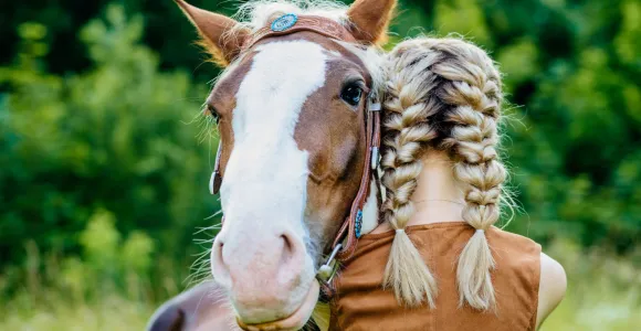 fille qui caline un cheval 