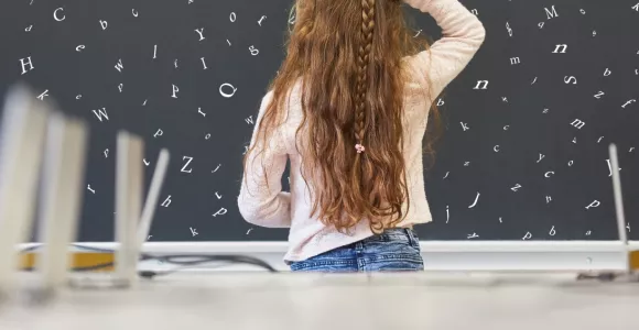 Jeune fille écrit au tableau