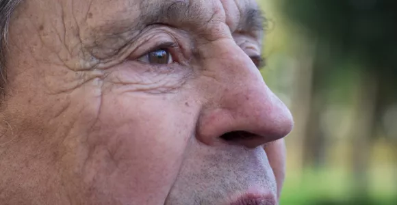 Gros plan sur visage homme senior