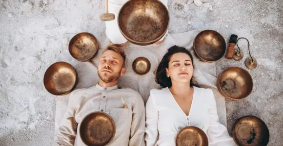 couple qui fait de la méditation 