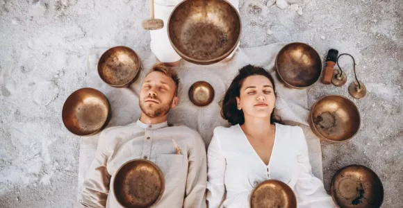 couple qui fait de la méditation 