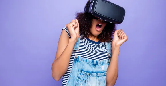 femme ayant un casque virtuel 