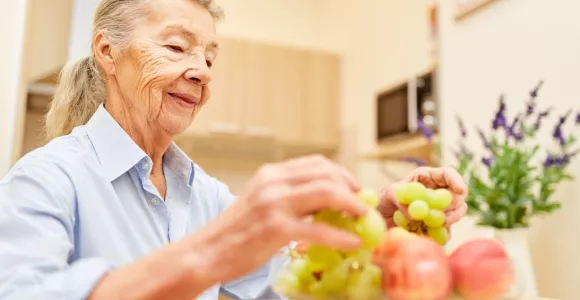 Femme Senior prend des fruits