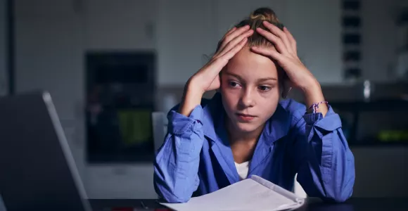 Jeune personne face à un écran