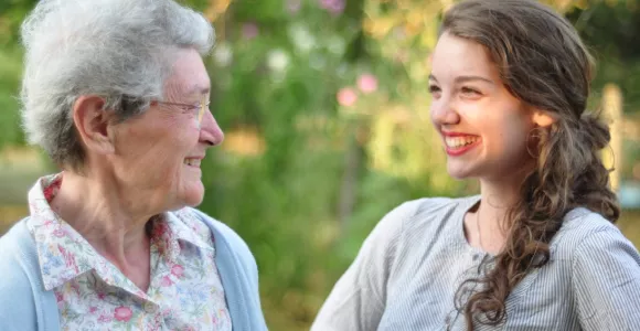 Une femme seniore et une jeune femme se regardent