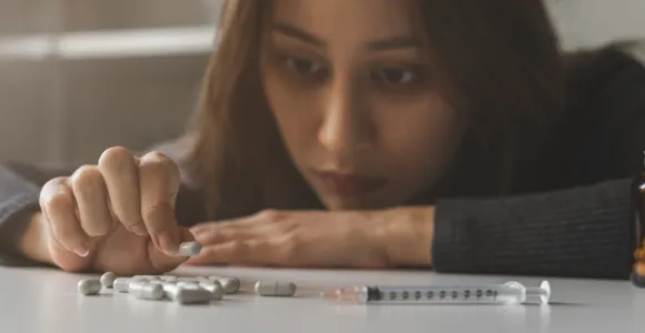 Une femme dépendante aux antidouleurs