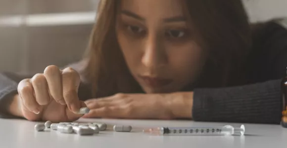 Une femme dépendante aux antidouleurs