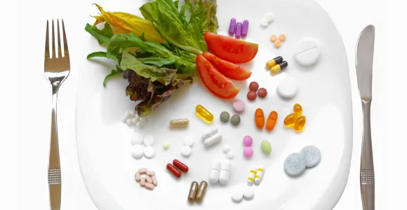 assiette avec légumes et compléments alimentaires 