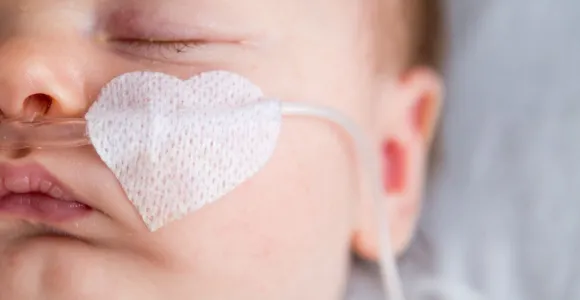bébé qui est sous oxygène 