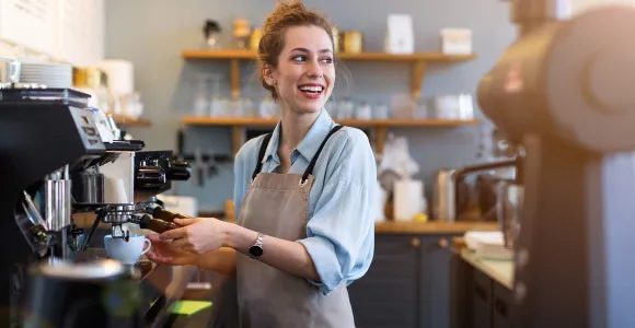 Une barista prépare un café