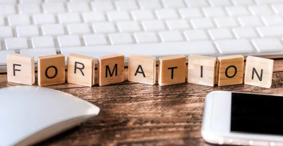 Des blocs en bois affichant les lettres Formation