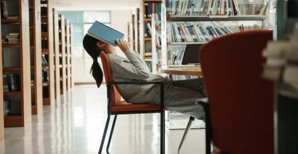 Étudiant dans une bibliothèque