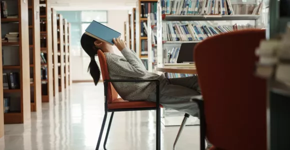 Étudiant dans une bibliothèque