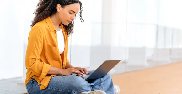 Une femme qui travaille devant son ordinateur