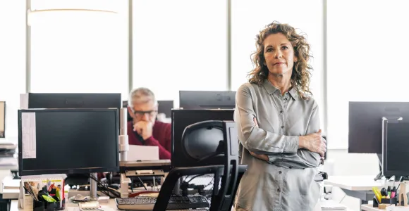 Deux employés dans un bureau