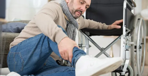 Un homme se blesse en tombant de sa chaise roulante
