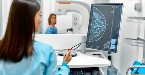 Une prestataire médicale vérifie une mammographie dans une clinique du sein