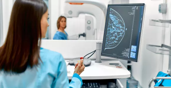 Une prestataire médicale vérifie une mammographie dans une clinique du sein