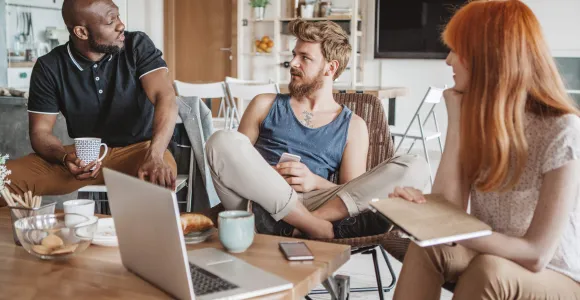 Un groupe de jeunes adultes en colocation