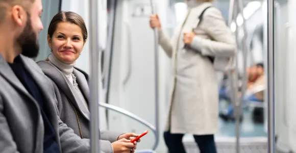 Un homme et une femme discutent dans un métro