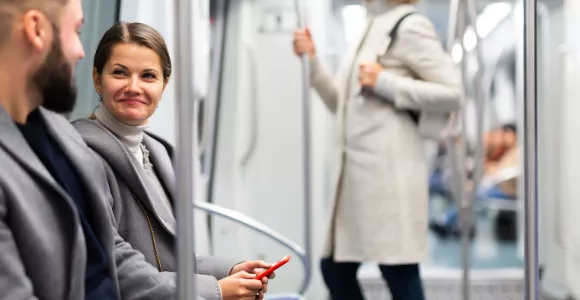 Un homme et une femme discutent dans un métro