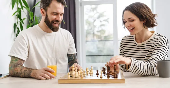 Un coupe fait une partie d'échecs