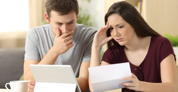 Un couple est dépité en regardant une facture
