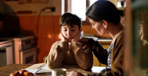 maman avec son enfant assis à table 