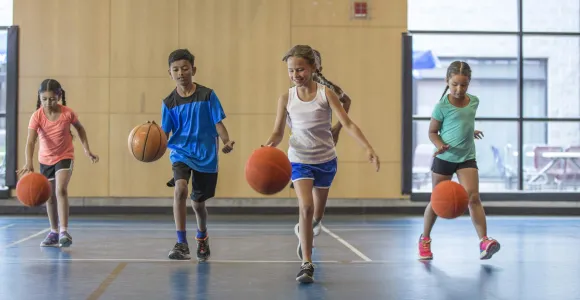 Un groupe d'enfants jouent au basketball