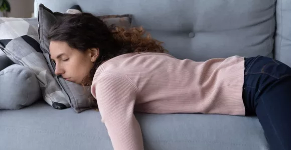 femme endormie sur un canapé 