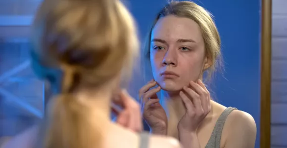 femme qui se regarde dans le miroir