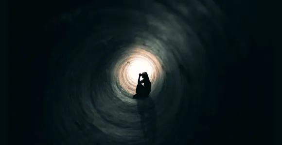 femme assise dans un tunnel 