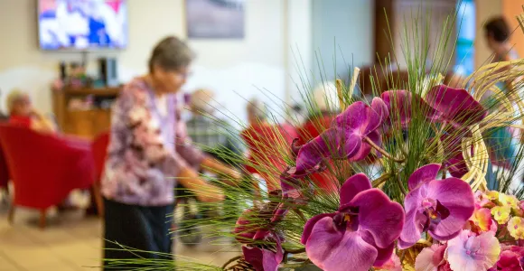 Un bouquet de fleurs disposé dans une maison de retraite