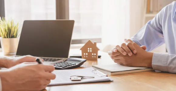 Deux hommes signent une garantie locative