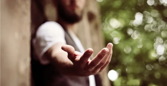 homme qui tend la main 