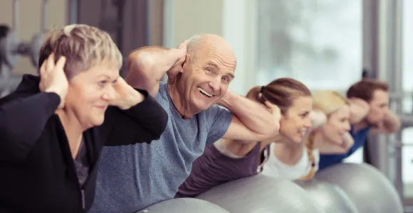Un homme âgé participe à un cours de sport
